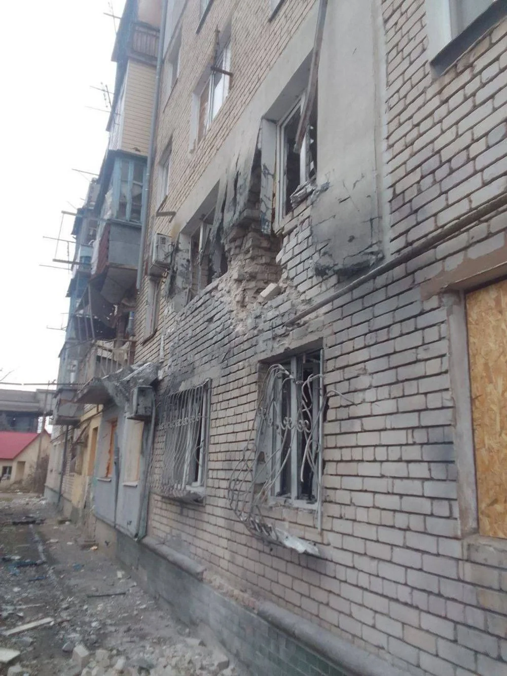 Zeci de mii de ucraineni au fost lăsați în beznă în urma unui atac rusesc. Zelenski cere mai multe arme