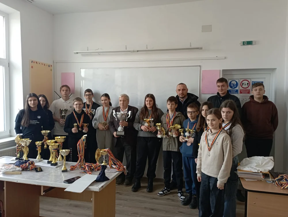 „Fenomenul Oneaga”. Cum au ajuns un învățător și elevii săi de la capătul României să câștige zeci de titluri naționale