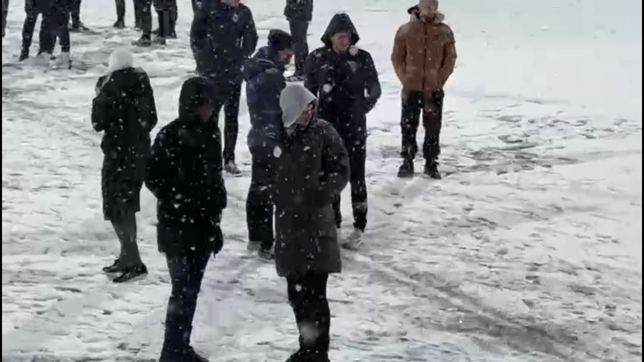 Florin Tănase a rămas cu gura căscată când a văzut cum este deszăpezit Stadionul Municipal din Buzău