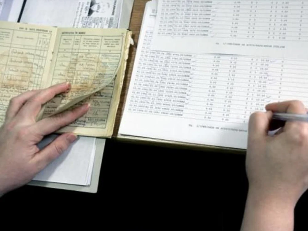 Îți lipsesc ani de contribuții la pensii, deși ți s-au reținut din salariu? Cum îți poți recupera drepturile