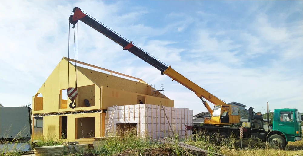 Piața construcțiilor, vulnerabilă din cauza firmelor fantomă sau a constructorilor neserioși. Cum să te ferești de țepe