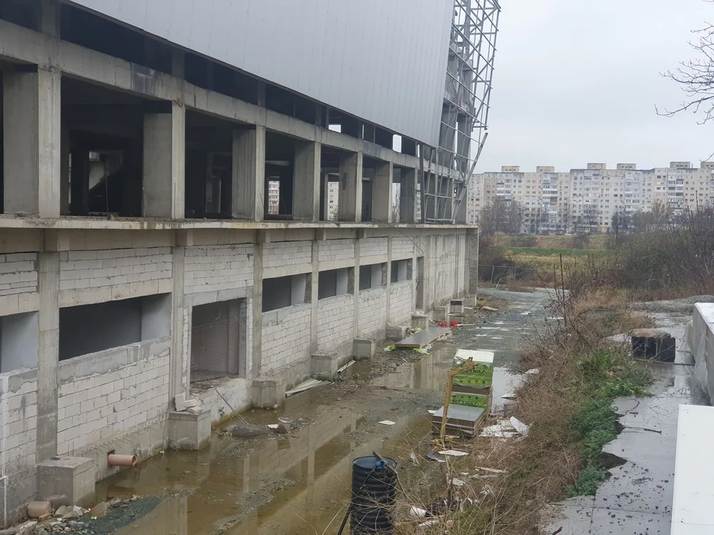 Imagini ca după război la malul mării. Sala Sporturilor din Constanța, o ruină năpădită de buruieni