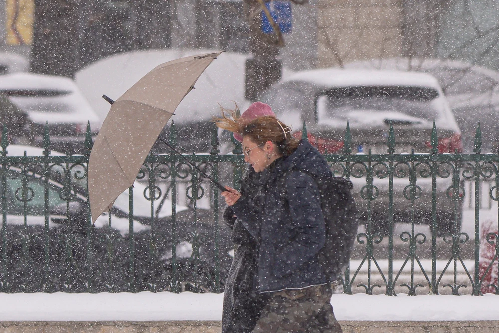 Vânt puternic, ninsori și viscol anunțate de meteorologi. Județele care intră sub cod galben și portocaliu