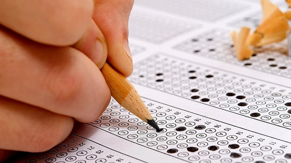 Ghid admitere liceu 2025. Cum se calculează media de admitere, cum se fac înscrierile, ce acte trebuie să conțină dosarul