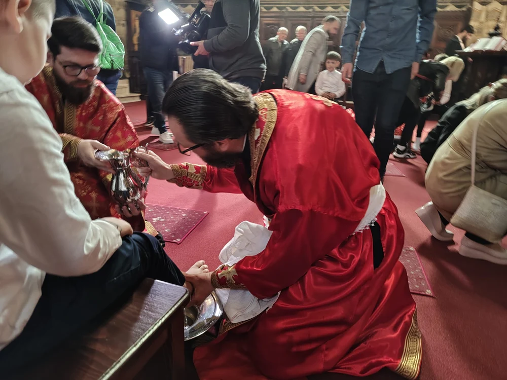 Momentul emoționant al spălării picioarelor din Joia Mare, la Arhiepiscopia Dunări de Jos. Tradiție veche de 2.000 de ani