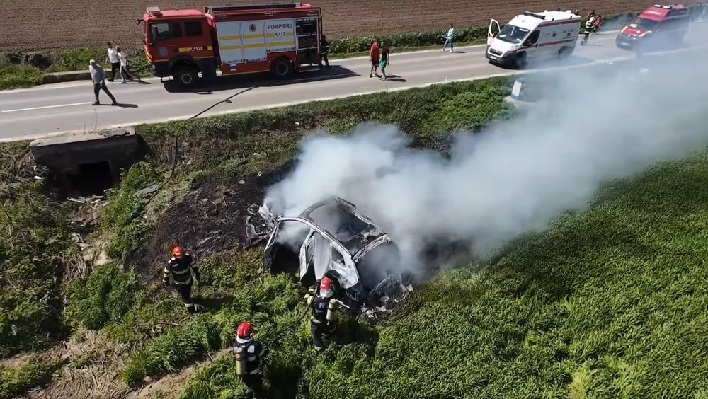 O mașină electrică a fost cuprinsă de flăcări după un accident rutier în Iași. Două persoane au ajuns la spital