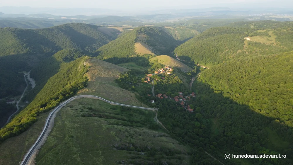 Locurile din Ținutul Pădurenilor care dau fiori. Craterul gigant, satele haiducilor, fosta bază militară secretă