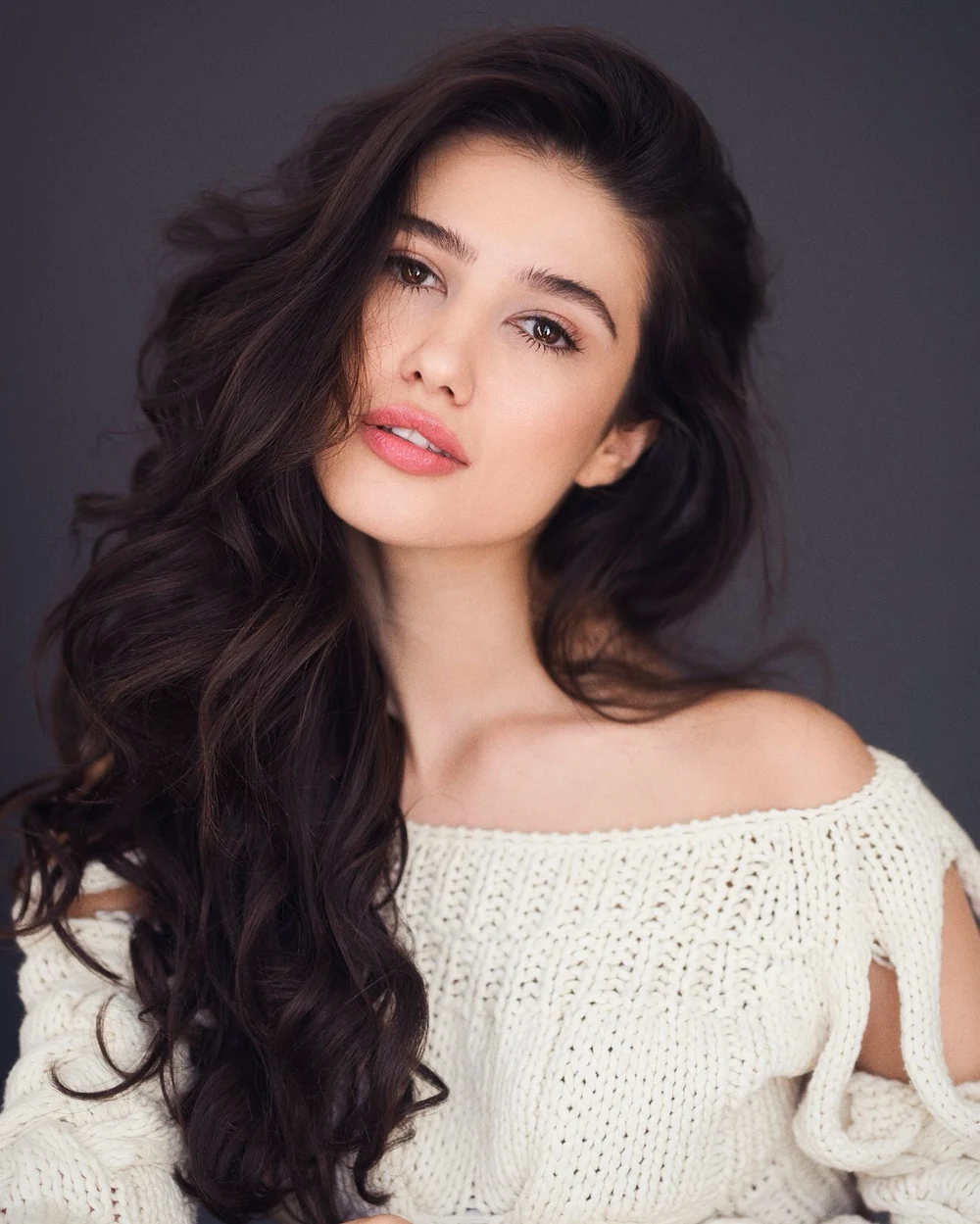 Una dintre cele mai frumoase actrițe românce strălucește într-un celebru serial britanic