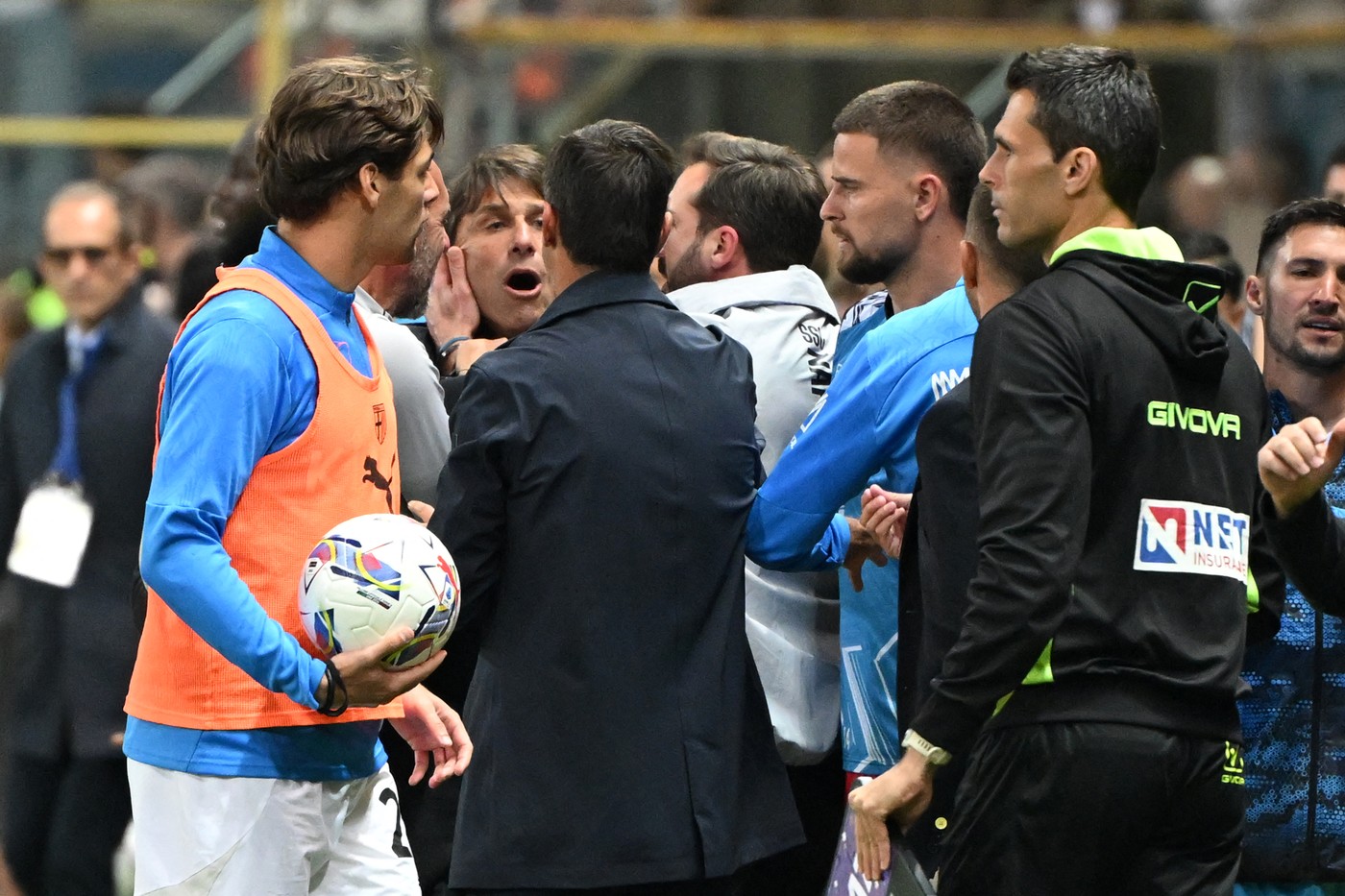 „Eu sunt idiotul!” Cristi Chivu nu s-a ferit de cuvinte, după ce a fost eliminat în finalul „nebun” din Parma