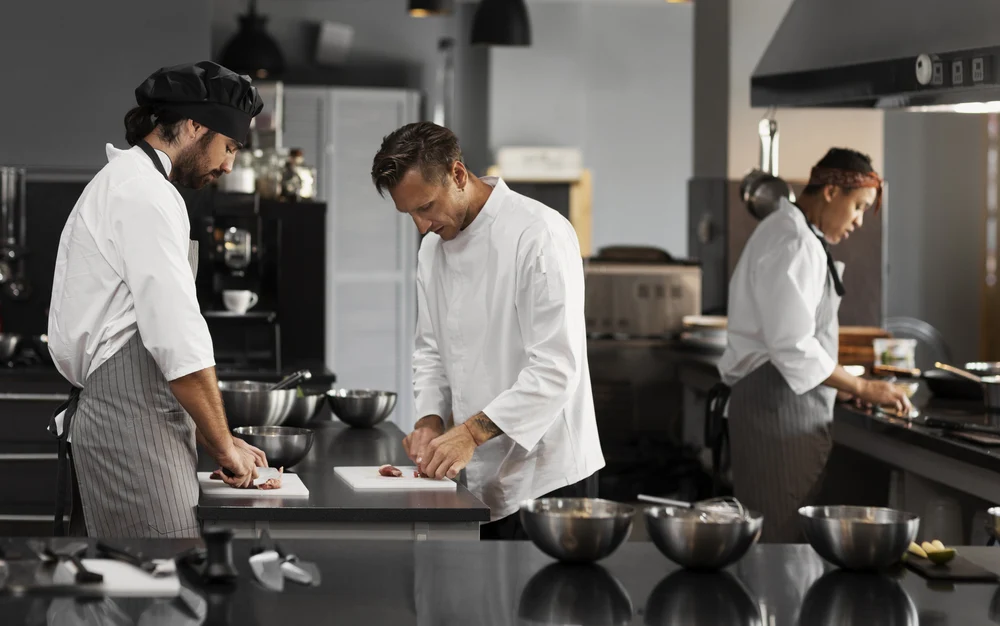 Patron de pe litoral filmat umilindu-și angajații că stau prea mult la WC: „Altul care se crede stăpân peste sclavi”