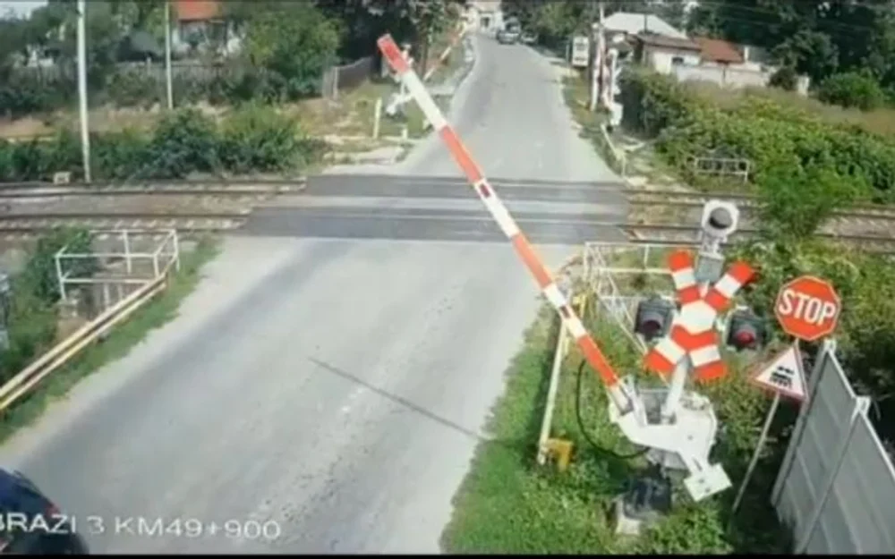 Șofer inconștient, filmat ocolind bariera coborâtă la o trecere la nivel cu calea ferată. Cum a fost sancționat