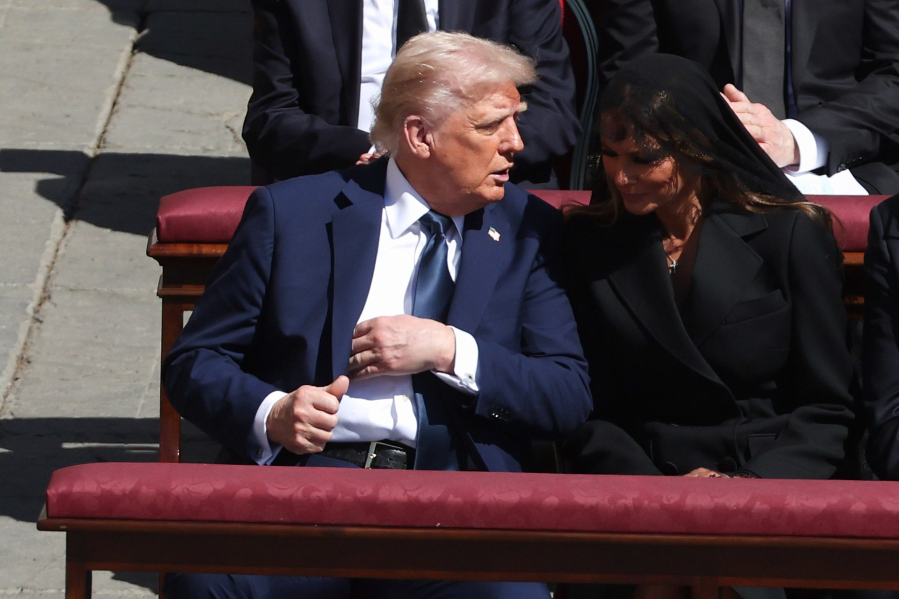 Donald Trump nu s-a ferit de cuvinte: ”Sunt proști?”. La câteva ore distanță, a oferit ”fotografia anului”, la Vatican