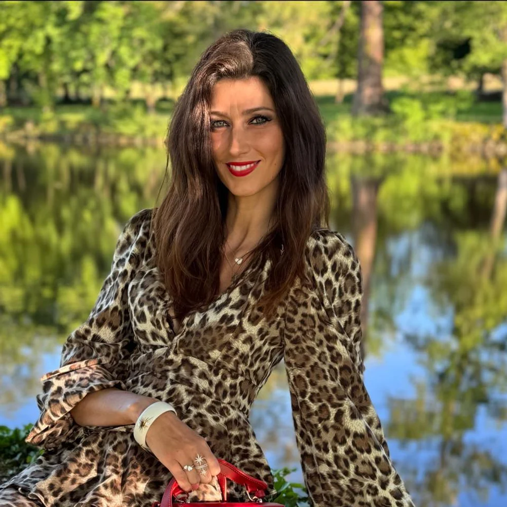 „Sunt un imbecil”. Un bărbat de 76 de ani a călătorit 760 de km pentru a se căsători cu o fostă Miss Franța, dar a fost întâmpinat de soțul ei