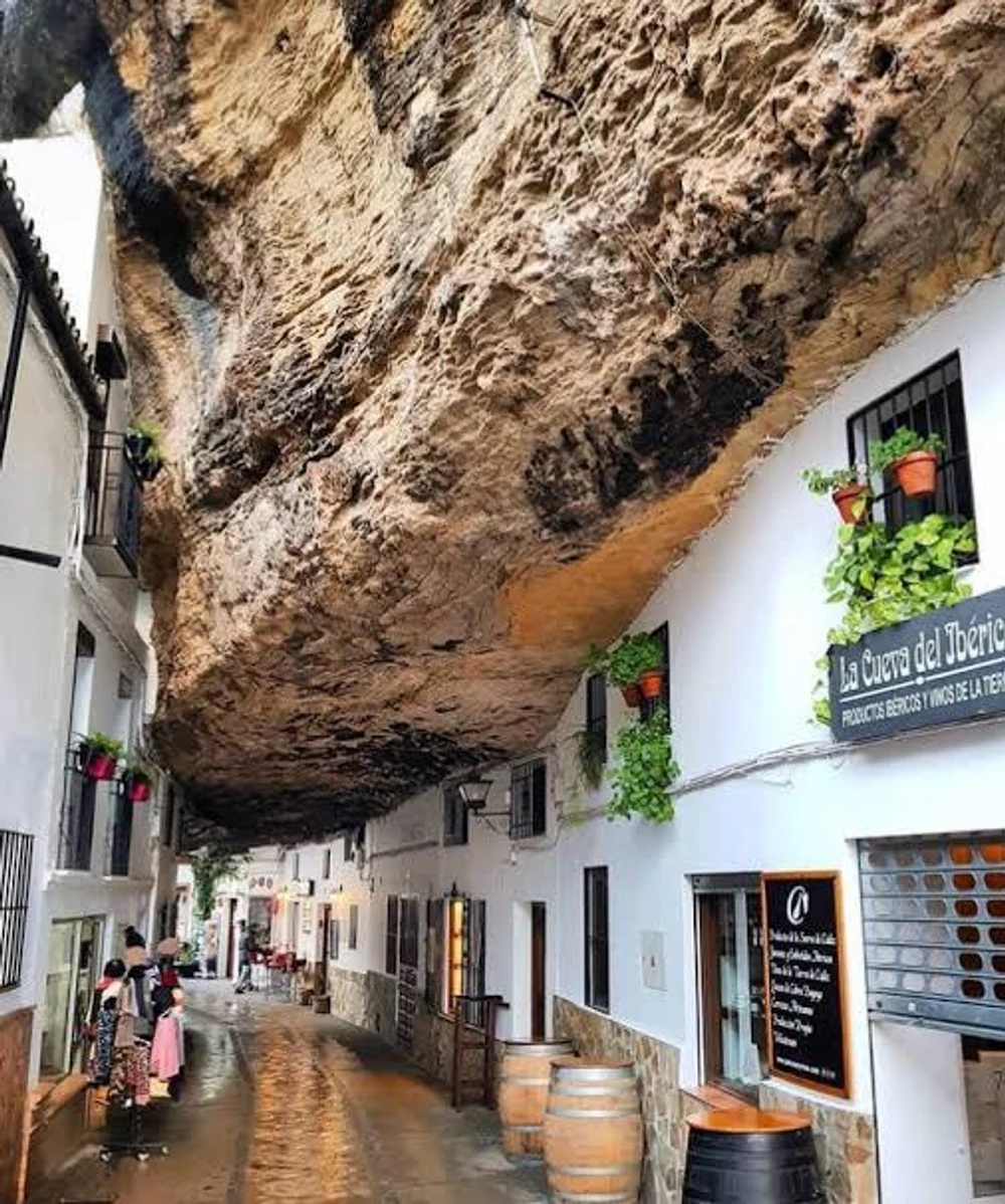 Așezare unică în lume. Se află în Europa, ascunsă sub o stâncă