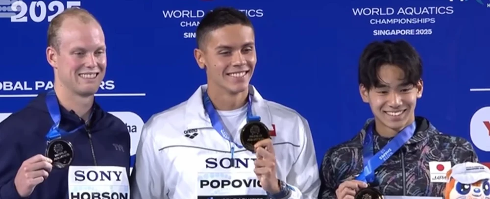 Un zâmbet mondial. Momentul intonării Imnului României, după ce David Popovici a devenit campionul lumii