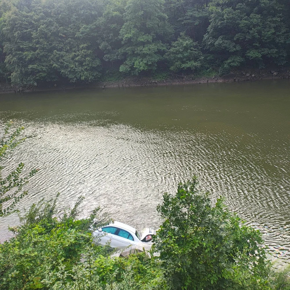 Un șofer turc a plonjat cu mașina în râul Olt. Circulația pe DN7 se desfășoară alternativ