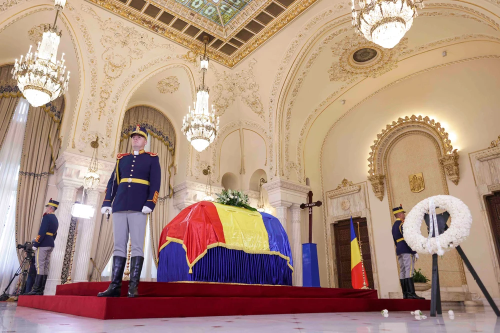 Porțile Palatului Cotroceni s-au deschis pentru publicul larg. Cetățenii, așteptați să aducă un ultim omagiu lui Ion Iliescu