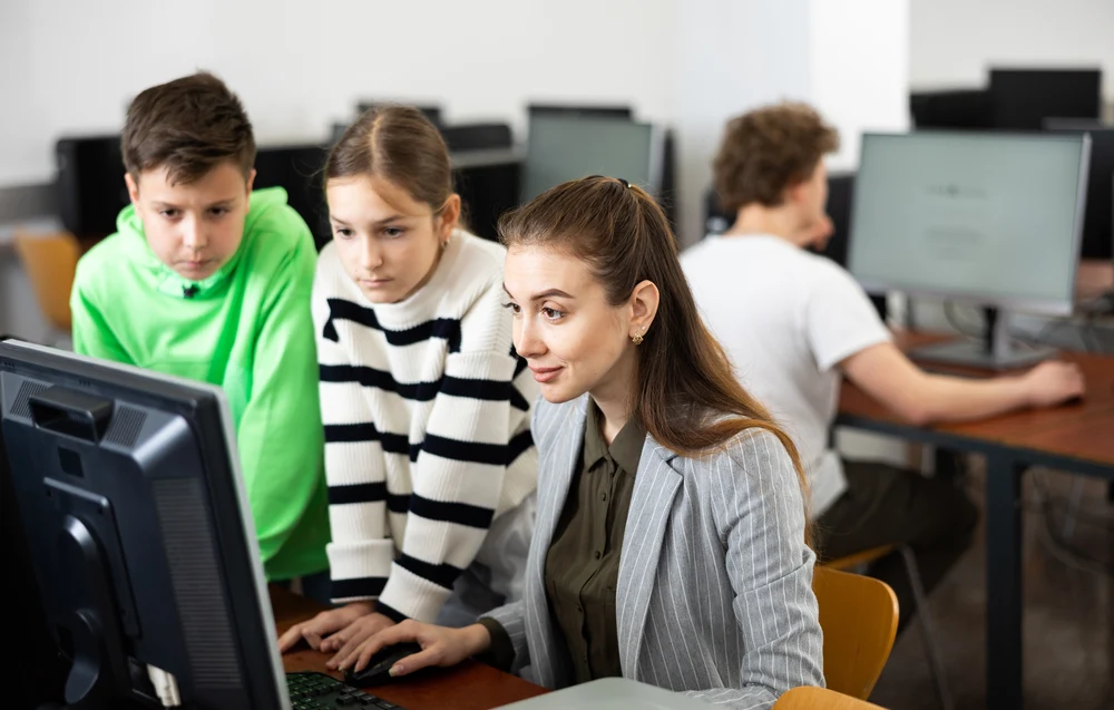 Investiție emoțională sau pregătire practică? Ce priorități au părinții români în educația copiilor ANALIZĂ