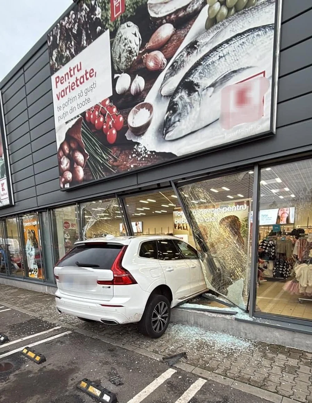 O şoferiţă din Brăila a intrat cu maşina în geamurile unui supermarket. Femeia a încurcat comenzile mașinii