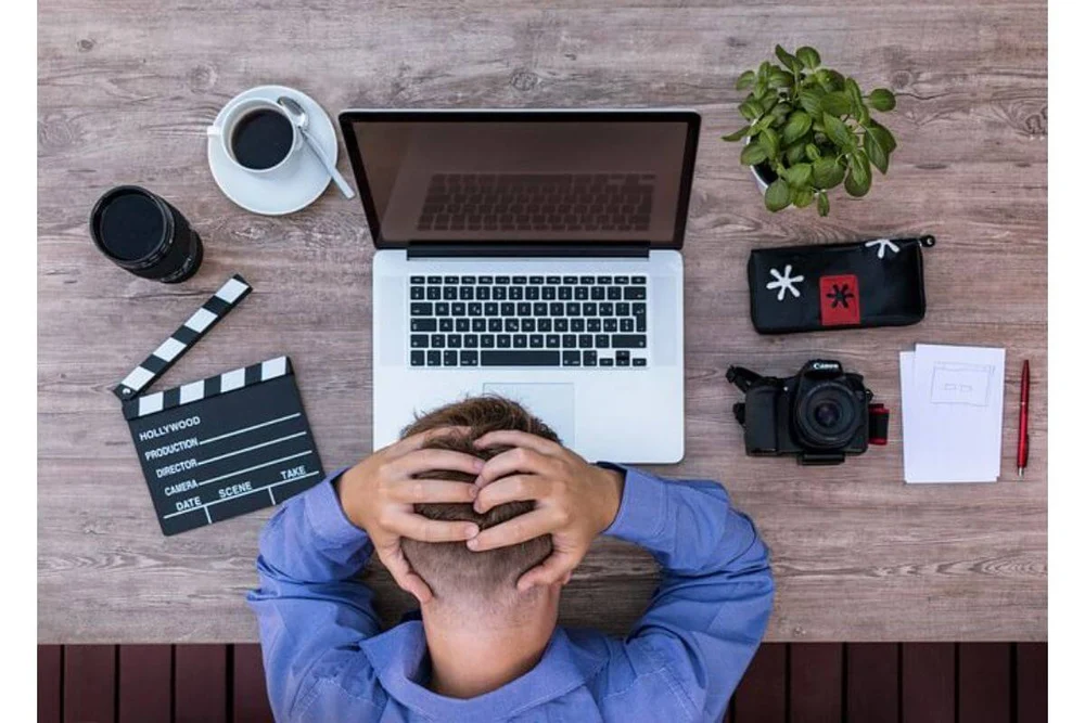 Angajații, demotivați după ce inflația a anulat creșterile de salariu. Ce greșeli fac companiile. Explicațiile unui psiholog