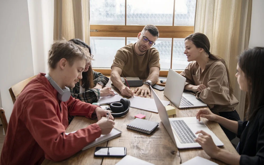 Generația Z în fața provocărilor pieței muncii. „Puțini se așteaptă la 7.000 de lei, din prima. Dar măcar un 5.000, să poți trăi”