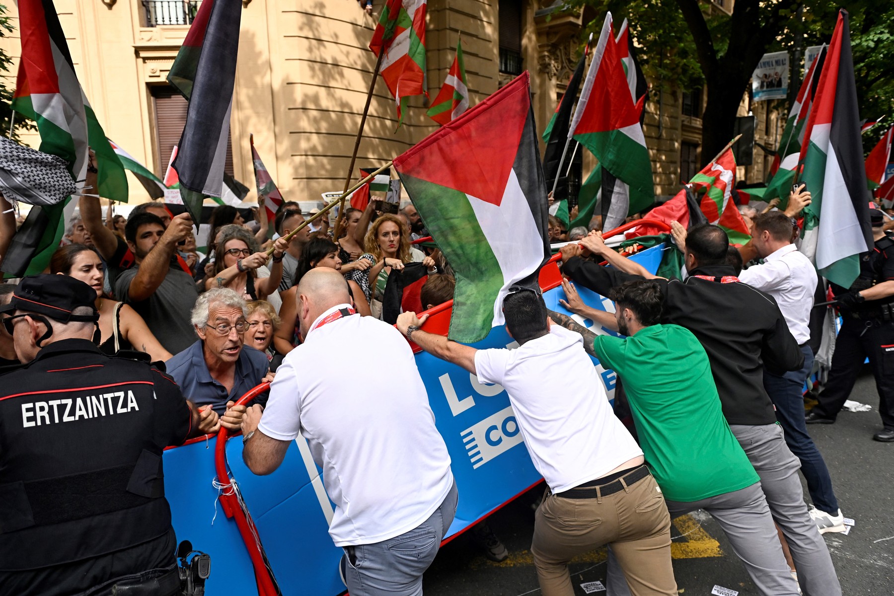 Haos și revoltă în Spania: mii de oameni au oferit imagini cum rar se văd și au dus la luarea unei decizii fără precedent