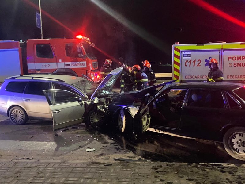 Accident teribil în Botoșani, între două mașini: una dintre victime a decedat, restul sunt rănite