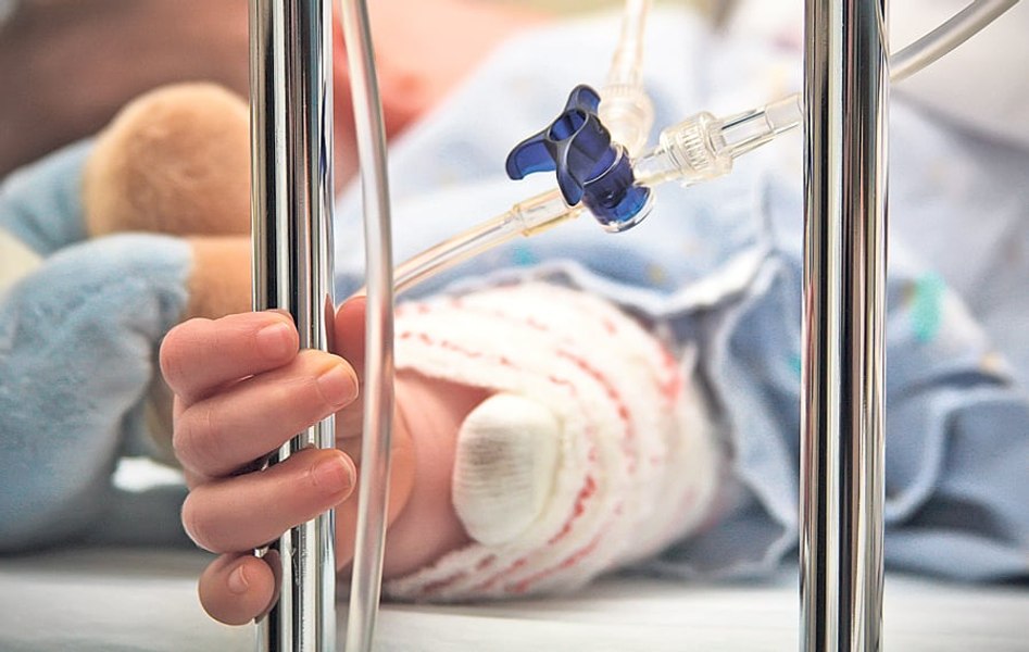 O fetiță a ajuns în comă din cauza unei complicații rare a gripei. De ce se simte tatăl vinovat