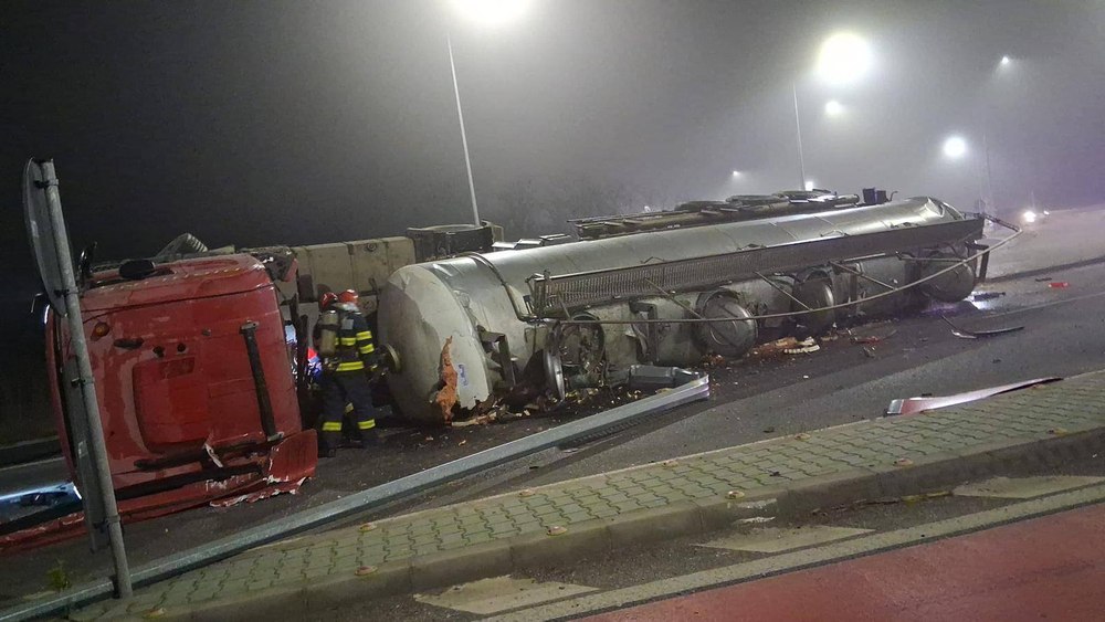 Cisternă încărcată cu amoniac răsturnată pe DN 5, între Bucureşti şi Giurgiu. A fost activat planul de intervenţie chimică