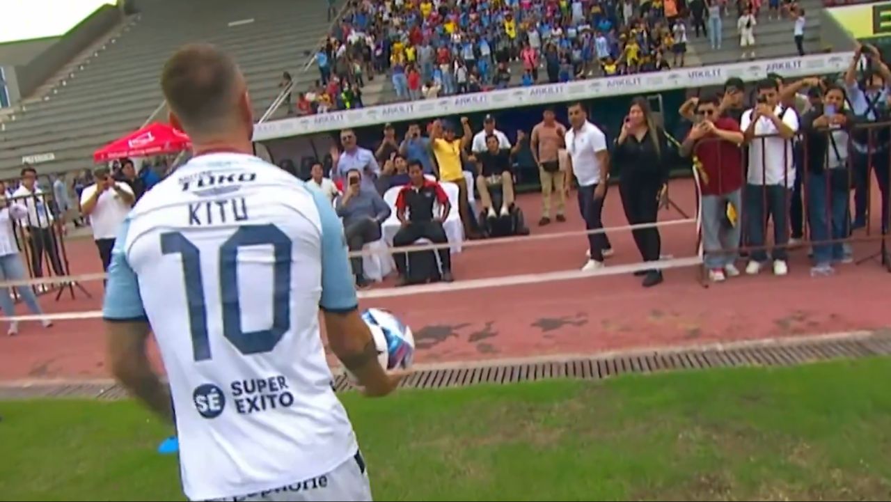 „Decarul” s-a făcut de râs la prezentarea sa! Nu a putut să le paseze fanilor mingea din 3 încercări