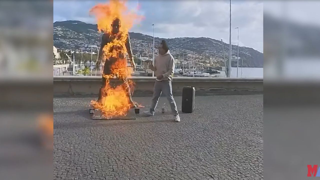 Absolut șocant! Un individ a dat foc statuii lui Cristiano Ronaldo. Mesaj de fanatic religios și gesturi obscene