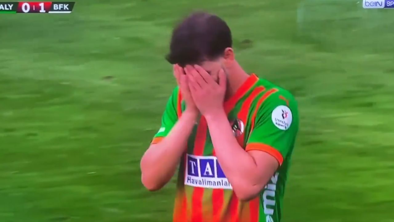 Printre cei mai slabi! Nota primită de Umit Akdag după ce a provocat un penalty și echipa sa a pierdut meciul