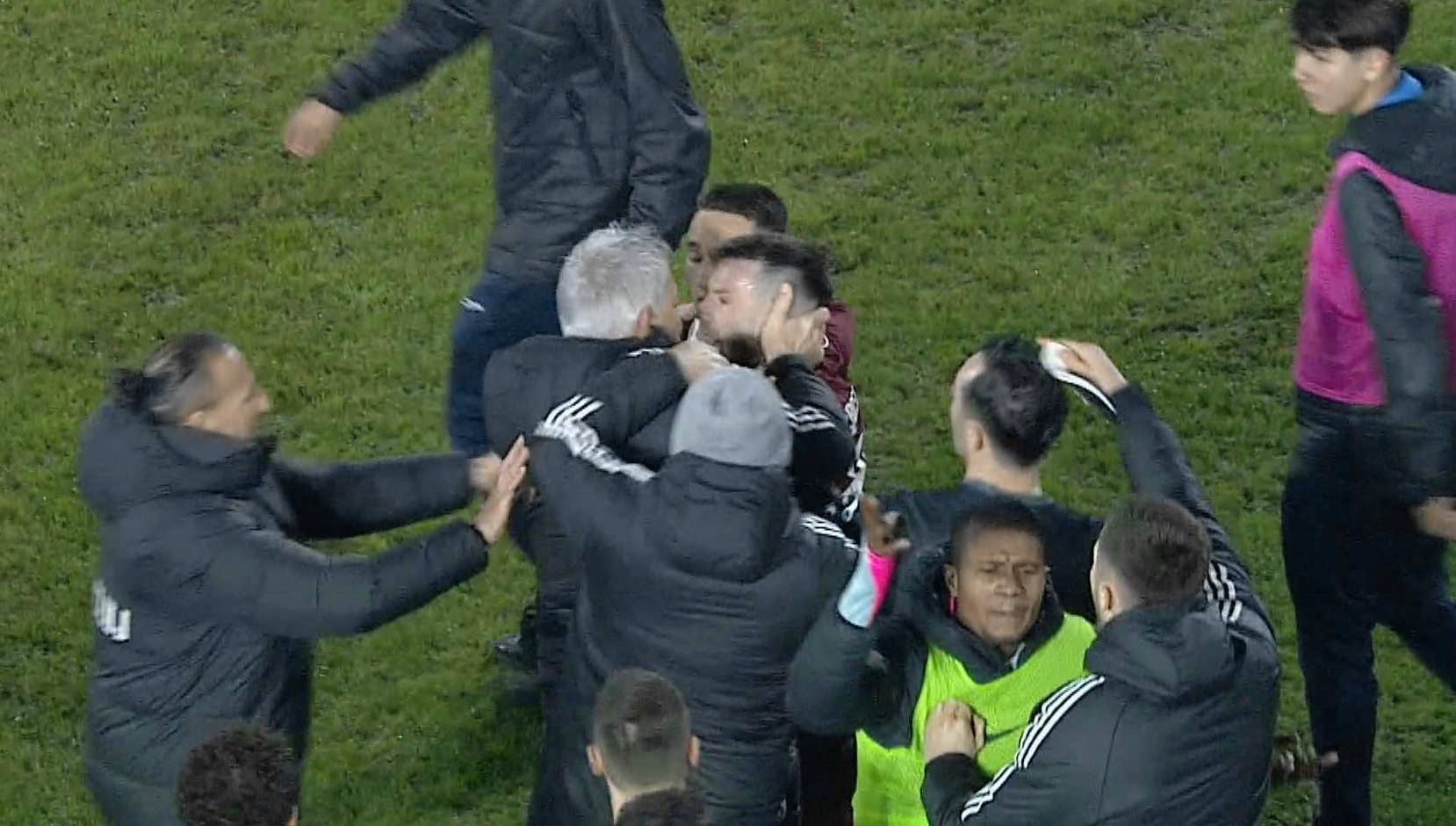 ”N-am mai văzut așa ceva!”. Bergodi a sărit să-i bată pe jucătorii CFR-ului! Scene reprobabile + De la ce a pornit totul