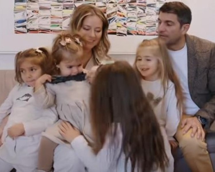 Momentul în care Laura Cosoi le-a dezvăluit celor patru fiice sexul „bebeluşului din burtică”. „Doamne, ce reacție!”