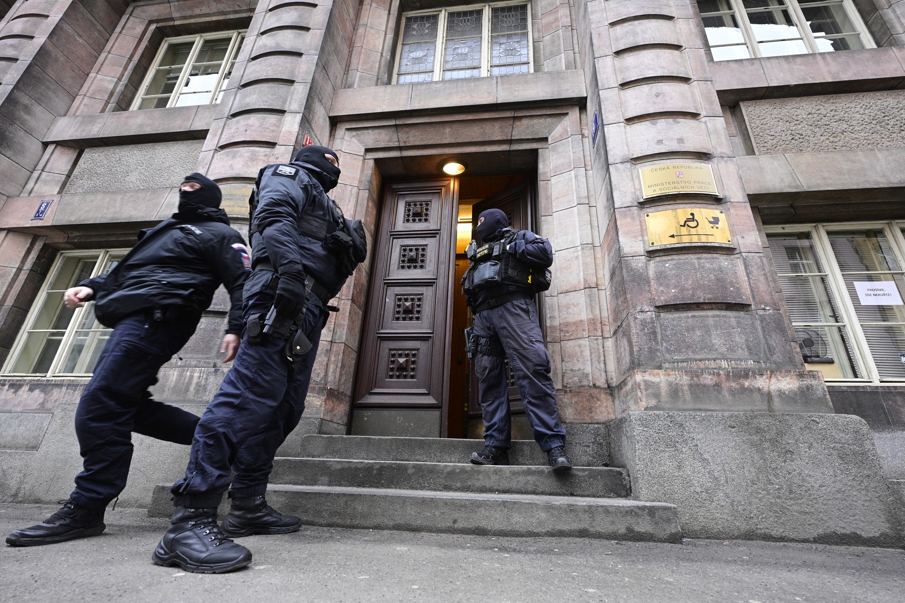 Scandal uriaș de corupție, cu două zile înaintea barajului pentru Cupa Mondială! Zeci de persoane arestate