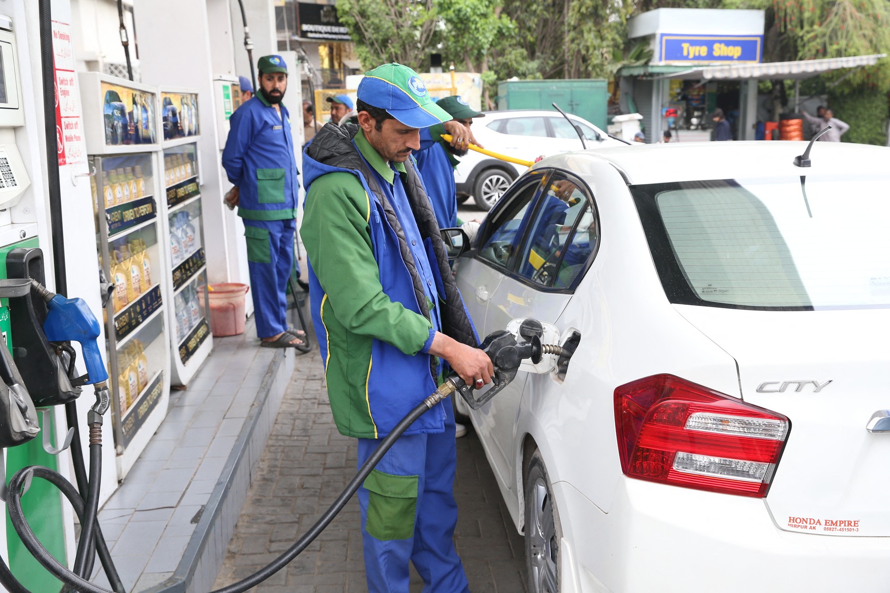 Cea mai mare creştere a preţurilor la combustibili din istoria țării. Școlile se închid două săptămâni. Măsurile anunțate