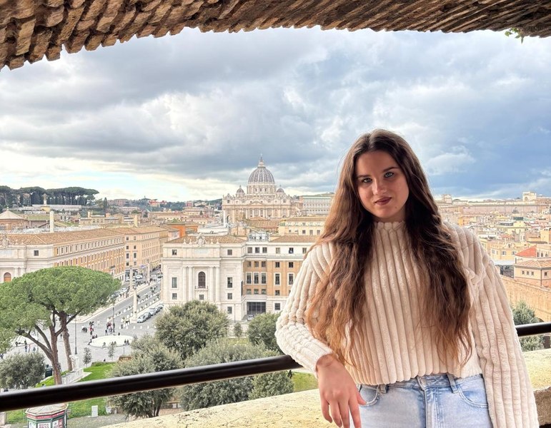 Dintr-o elevă care la 10 ani nu știa să citească a devenit studentă la Tehnică Dentară. Cum poate fi schimbată viața copiilor instituționalizați