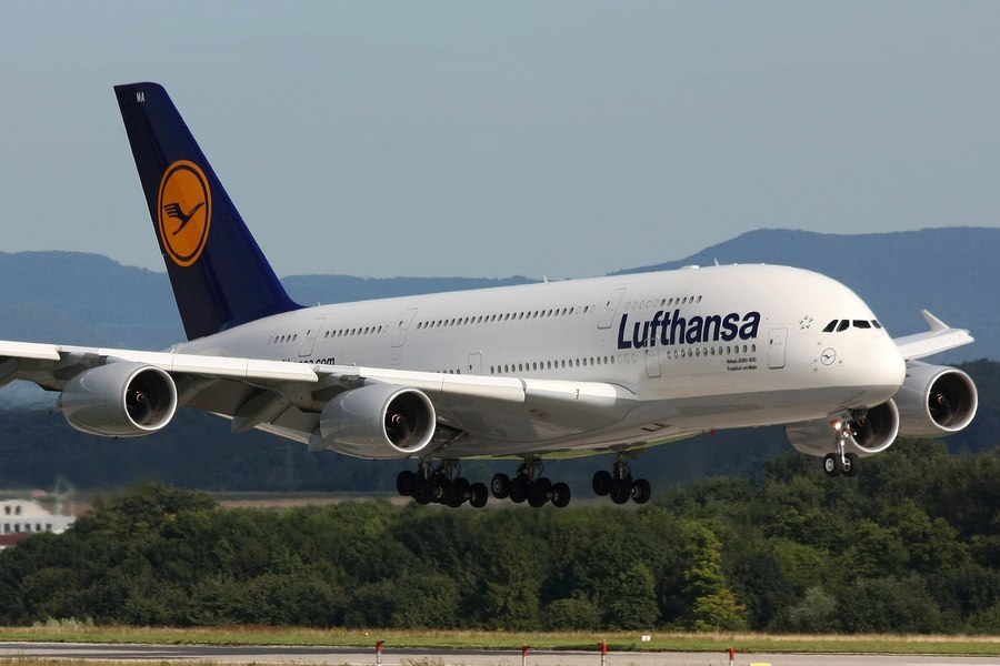 Compania Lufthansa introduce un nou tarif pentru bagajul de mână. De când intră măsura în vigoare
