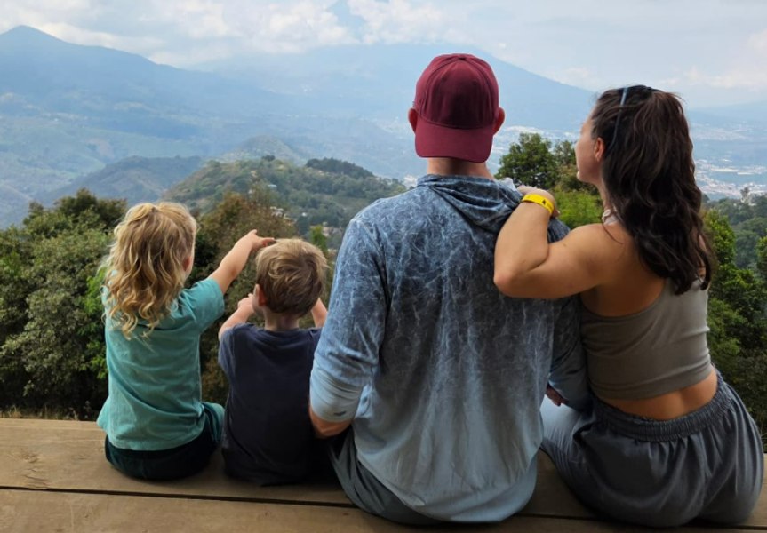 O familie cu doi copii a vândut tot și a plecat în jurul lumii: „Nu au nevoie de școală”