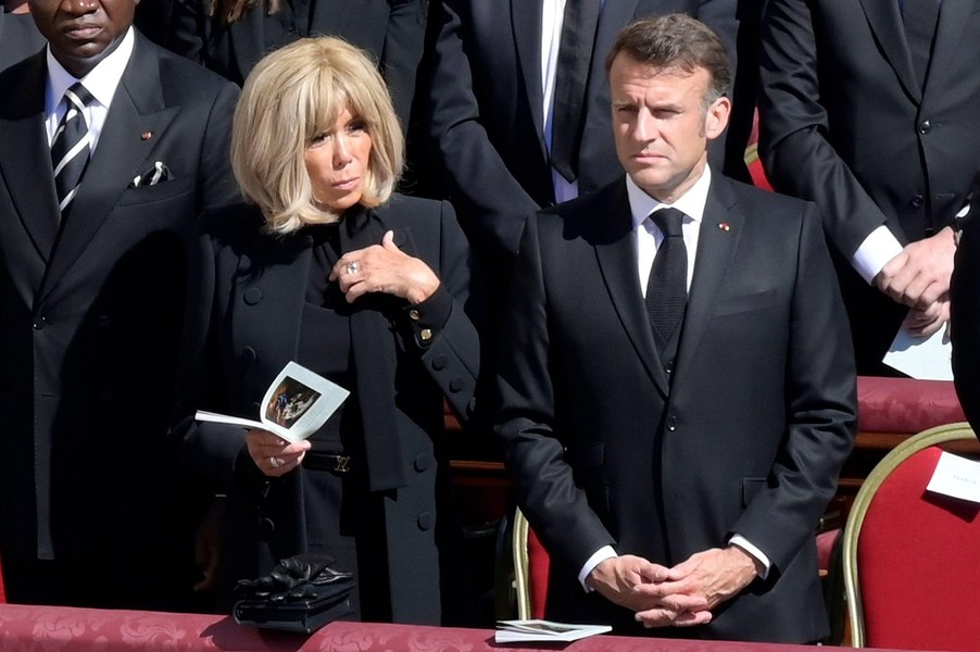 Noi dezvăluiri despre viața ascunsă a cuplului Macron. Brigitte Macron, „foarte geloasă“ pe femeile „prădătoare” din jurul președintelui