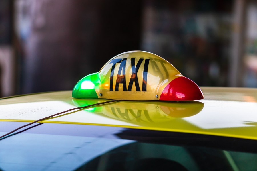 Taximetrist din București, acuzat că a furat telefonul unui client și a retras 15.000 de lei din aplicații bancare. Un suspect a fost arestat