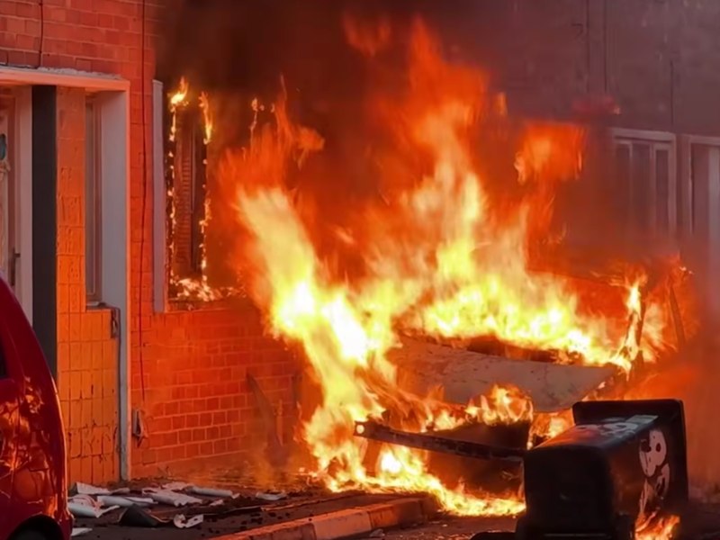 Proteste violente în Belfast după înjunghierea unui bărbat în stradă. Mai multe mașini și proprietăți au fost incendiate