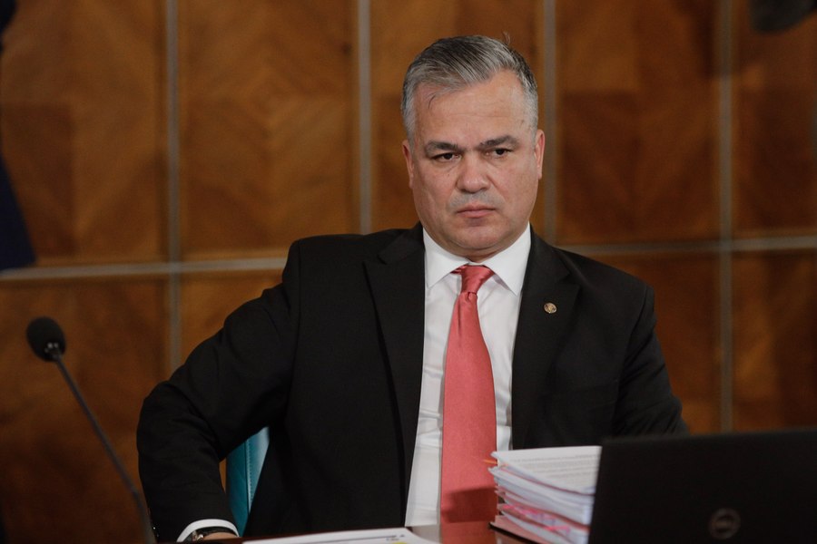 Adrian Veștea merge cu lista de miniștri în Parlament, deși nu are majoritate. Numele vehiculate pentru viitorul Guvern