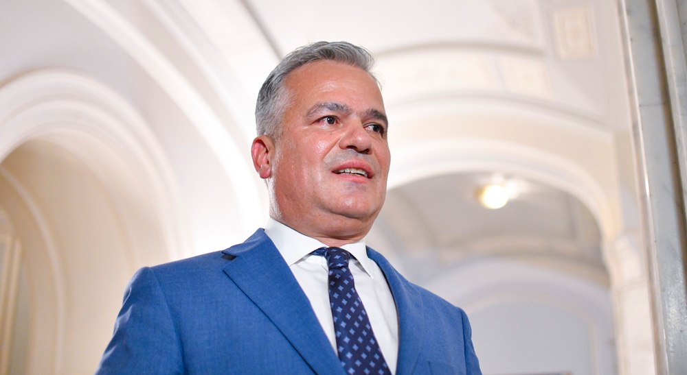 Adrian Veștea afirmă că Alexandru Nazare ar vrea să rămână la Finanțe. „Şi-a manifestat intenţia de a face parte din noul guvern”