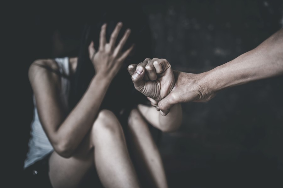 „Tre’ să fi ridicat tu un pic coada”. Femeie din Vaslui, bătută deoarece a avut curajul să vorbească despre o agresiune sexuală