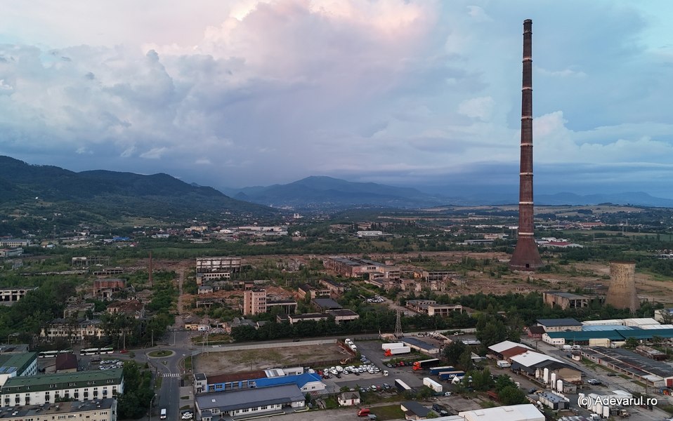 Cum arată fostul combinat Phoenix, mândria pierdută a Băii Mari. Coșul înalt de 350 de metri veghează peste zona interzisă