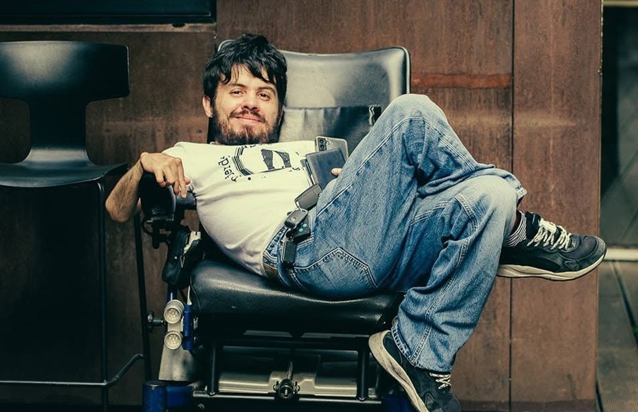Alex Tache, IT-istul care vorbește pe TikTok despre viața în scaun rulant: „Oamenii au tendința să vadă dizabilitatea, nu și omul”