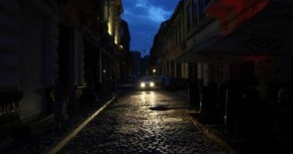 Mii de treceri de pietoni din România au rămas capcane mortale în întuneric la patru ani de la apariția legii care obliga primăriile să le ilumineze