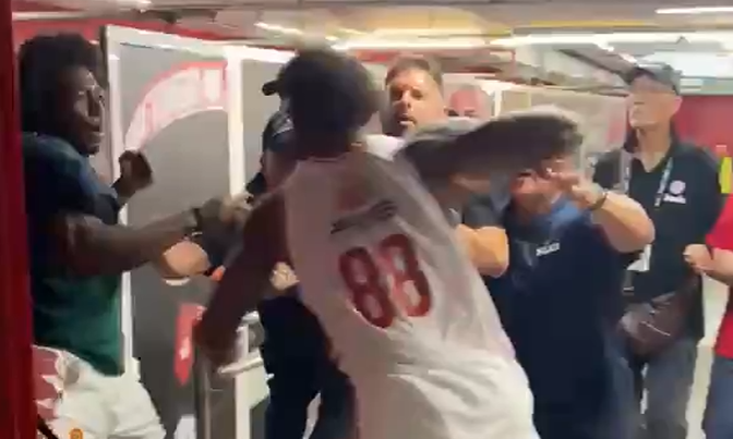 Scandal cât casa în Grecia! Jucătorii lui Olympiakos și Panathinaikos și-au împărțit pumni la vestiare