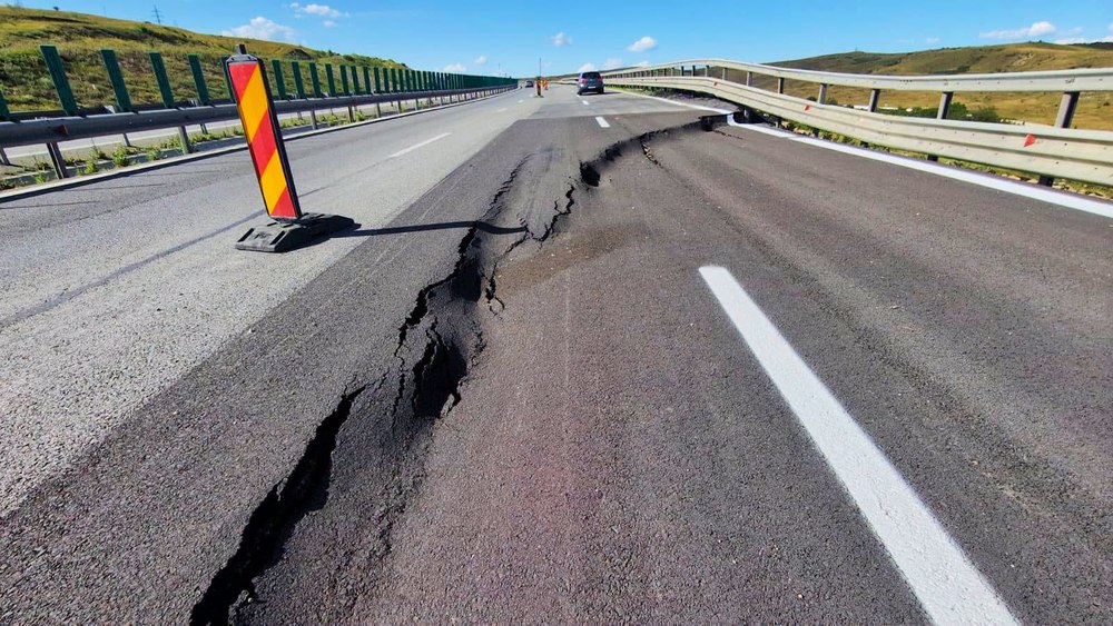 De ce a fost închisă circulația pe Autostrada A10 Sebeş-Turda în urma surpării de teren. Explicațiile CNAIR